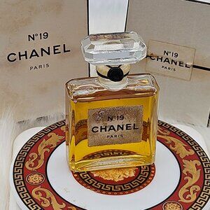 CHANEL No 19 Parfum